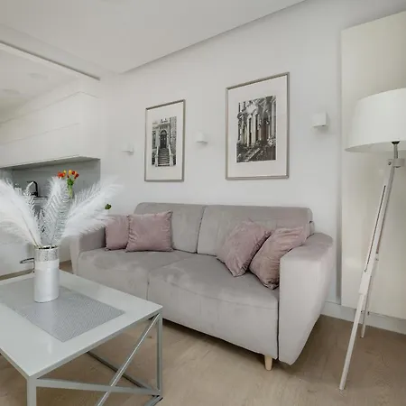 Elegant With Balcony Near Poniatowski Park By Renters Apartament Łódź