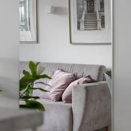 Elegant With Balcony Near Poniatowski Park By Renters Apartment