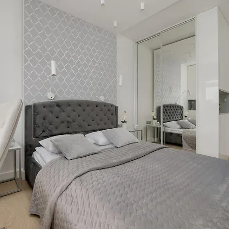 Elegant With Balcony Near Poniatowski Park By Renters *