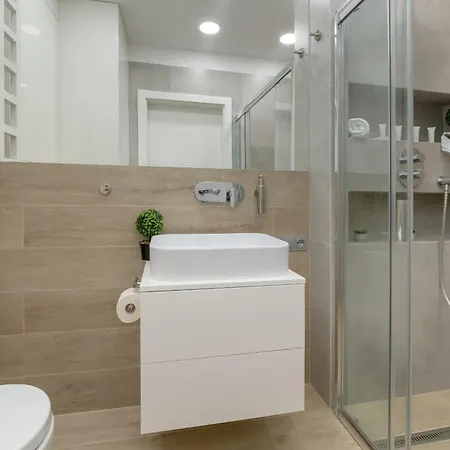 Elegant With Balcony Near Poniatowski Park By Renters
