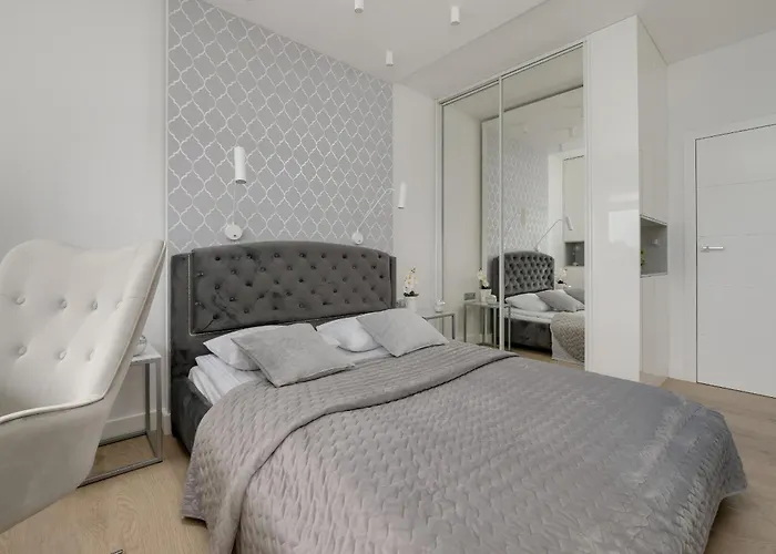 Elegant With Balcony Near Poniatowski Park By Renters *